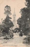 29 SAINT JEAN DU DOIGT LE PETIT CHEMIN ET L EGLISE - Saint-Jean-du-Doigt