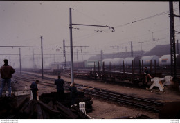 Photo Diapo Diapositive Slide TRAIN Wagons Divers Citernes Plats à MONTEREAU Le 05/12/1992 VOIR ZOOM - Diapositives (slides)