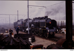 Photo Diapo Diapositive Slide TRAIN Locomotive à Vapeur SNCF 231 K 8 à MONTEREAU Le 05/12/1992 VOIR ZOOM - Diapositives (slides)