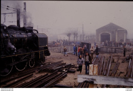 Photo Diapo Diapositive Slide TRAIN Locomotive à Vapeur SNCF 231 K 8 à MONTEREAU Le 05/12/1992 VOIR ZOOM - Diapositives (slides)