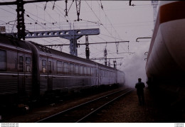 Photo Diapo Diapositive Slide TRAIN De Voyageurs Rame TEE SNCF Vers MONTEREAU Le 05/12/1992 VOIR ZOOM - Diapositives (slides)