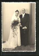 AK Portrait Eines Elegant Gekleideten Brautpaares Mit Blumenstrauss - Marriages