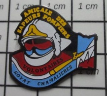 2122 Pin's Pins / Beau Et Rare / POMPIERS / AMICALE DES SAPEURS POMPIERS VOLONTAIRES ROYAT CHAMALIERES - Pompieri