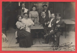 92 - Montrouge - Carte Photo Groupe D'amis Devant Un Café à Situer - Montrouge