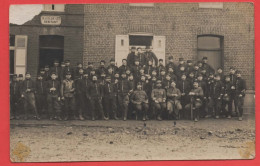 62 - Noeux Les Mines - Carte Photo Soldats Devant Un Café Dans Les Corons De La Fosse N°3 - Noeux Les Mines