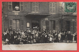 60 - Méru - Carte Photo Groupe De Personne Devant La Gare - Meru