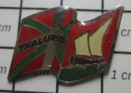 SP06 Pin's Pins / Beau Et Rare / BATEAUX / BARQUE DE PECHE DRAPEAU BASQUE TXALUPA - Boten