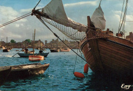 50 - Barfleur - Contre Jour Sur Le Port - Barfleur