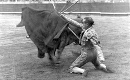 CORRIDA/CPA PHOTO/ CORRIDA - MARCIAL LALANDA / POR ALTO DE RODILLAJ  /1930 - Corrida