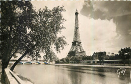 CPA Paris Et Ses Merveilles La Tour Eiffel Vue De L'avenue De New York - Eiffelturm