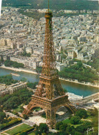 CPA En Survolant Paris La Tour Eiffel - Eiffelturm
