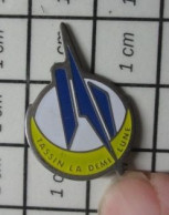 SP06 Pin's Pins / Beau Et Rare / POSTES / OISEAU BLEU LA POSTE TASSIN LA DEMI LUNE - Mail Services