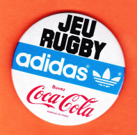 39678  Badge Broche Publicitaire Metal (•◡•) Jeu Rugby ADIDAS COCA-COLA ◉ Marque DE POSEE (!) ◉ Ø 5,4 Cm - Coca-Cola