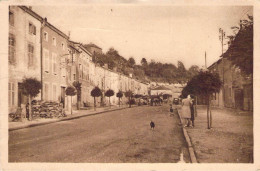 CPA - 55 - Gondrecourt - Rue Du Village - Troupeau De Vache Au Deuxième Plan Et Voiture - Edition Vve Parizot - Gondrecourt Le Chateau