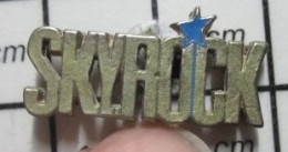 SP06 Pin's Pins / Beau Et Rare / MEDIAS / METAL JAUNE RADIO SKYROCK ETOILE BLEUE - Media