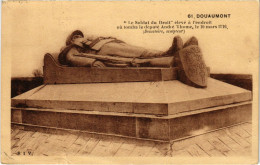 Delcampe - CPA Douaumont - Le Soldat Du Droit (1036635) - Douaumont