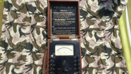 VOLTMETRE ANCIEN EN BOITE BOIS TRES BEL ETAT - Other Apparatus