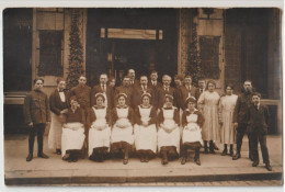 CARTE PHOTO :  LE ROYAL HOTEL - LE PERSONNEL ( FEMMES DE CHAMBRE - SERVEUR - GROOM - DIRECTEUR - MAITRES D' HOTEL ) - Te Identificeren