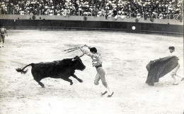 CORRIDA DE TOROS/ CARTE PHOTO/ ARENES DE BAYONNE < LES BANDERILLES (SUERTE A LA CARRERA) - Corrida