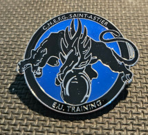 PIN'S INSIGNE GENDARMERIE CNEFG SAINT-ASTIER - ENTRAINEMENT - Police