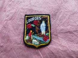EC-444 , ECUSSON TISSU,  Ville De LOURDES, Apparition De La Vierge - Patches