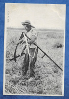 CPA  Agriculture Travaux Des Champs Métier Coupe Des Foins Faucheur Aiguisant Une Faux Dos Précurseur VP N° 1797 - Altri & Non Classificati