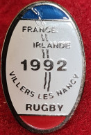 PIN'S RUGBY "FRANCE IRLANDE" 1992= VILLERS Les NANCY, Format 2,5X1,5cm En émail Base Noire, Signé Style Creation - Rugby