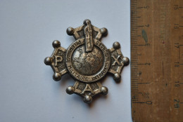 Insigne Religieux LOURDES PELERINAGE MILITAIRE INTERNATIONAL PAX Médaille Décoration écusson Armée Religion - Autres & Non Classés
