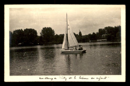 91 - MILLY-LA-FORET - VOILIER SUR L'ETANG - CARTE PHOTO ORIGINALE - Milly La Foret