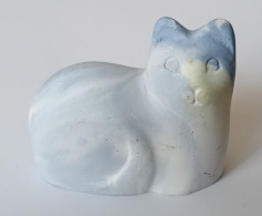 MINIATURE  -  CHAT ASSIS - COULEUR BLEU LAVANDE - L 4 Cm - H 3,5 - POIDS 22 Gr - Animals