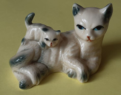 MINIATURE -MAMAN CHAT  ALLONGÉE & SON PETIT  QU'ELLE PORTE SUR ELLE  -TROU DESSOUS - L :7cm - H : 5 Cm. Poids 55g - Animals