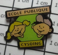 816c Pin's Pins / Beau Et Rare / ADMINISTRATIONS / ECOLE PUBLIQUE CYSOING Nord, En Région Hauts-de-France. - Administración
