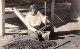 MADAGASCAR Décorticage Du Café Au Pilon (Scans R/V) N° 1 \ML4041 - Madagaskar