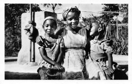 CAMEROUN YOKO Petit Colloque à La Fontaine Carte Vierge Non Circulé (Scans R/V) N° 9 \ML4055 - Kamerun