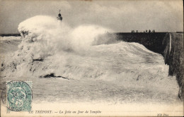 CPA Phare Le Treport La Jetee Un Jour De Tempete - Lighthouses