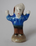 FEVE - FEVES - "CRECHE ARIA-NORDIA" - SANTON HOMME VESTE BLEUE BRAS LEVES - Santons