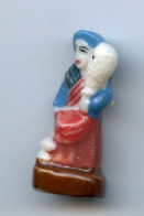 FEVE - FEVES - "CRECHE 1999 SOCLE MARRON" - SANTON FEMME CHAPEAU BLEU - Santons