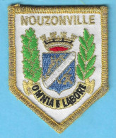 Nouzonville (Nouzon-Monthermé-Meuse-Ardennes)-Blason De La Ville "Omnia E Labore" Ecusson Tissu Brodé Au Fil D'Or - Patches