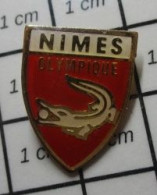 811j Pin's Pins / Beau Et Rare / SPORTS / CLUB FOOTBALL NIMES OLYMPIQUE CROCODILE - Calcio