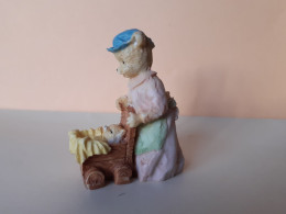 MINIATURE CERAMIQUE - CHAT HUMANISÉ - MAMAN CHAT  PROMENE SON CHATON DANS UNE POUSSETTE - H : 5 Cm- Largeur 2,5 Cm - Altri & Non Classificati