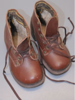 -PAIRE De GODILLOTS CHAUSSURES ENFANT CUIR SEMELLES BOIS Marqué 16 COLLECTION  E - Altri & Non Classificati