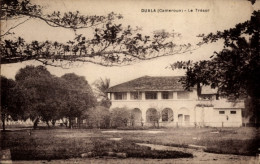 CPA Douala Duala Kamerun, Historisches Gebäude, Bäume, Weite Wiese, Text: Duala (Cameroun) Le T... - Kamerun