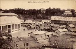 CPA Douala Duala Kamerun, Marktansicht, Kleine Holzhäuser, Lagerräume, Menschen, Bäume - Kamerun