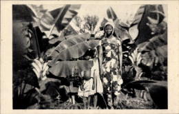 CPA Yoko Kamerun, Zwei Frauen Zwischen Bananenstauden, Traditionelle Kleidung, Schwarzweißaufnahme - Kamerun