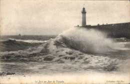 CPA Le Jetee Un Jour De Tempete Phare - Lighthouses