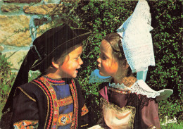 29 FOUESNANT JEUNE COUPLE EN COSTUME - Fouesnant