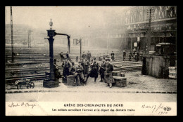75 - PARIS 10EME - GREVE DES CHEMINOTS DU NORD - SURVEILLANCE DES SOLDATS  PONT DU BLD DE LA CHAPELLE - PONT ST-ANGE ? - Paris (10)
