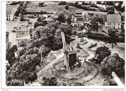 59.  CASSEL  -  VUE AERIENNE - LE MOULIN ET LA STATUE DU MARECHAL FOCH  - CIM - Cassel