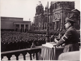* WWII PHOTO - Gutterer Speaks At "The Soviet Paradise" 1942 - Other & Unclassified