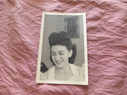 C-5500 , Carte-Photo , Portrait D'une Belle Jeune Femme Souriante - Mode